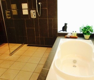 浴室の床は、浴槽や周りの色・イメージに合わせて和モダンに