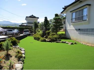 人工芝のある日本庭園