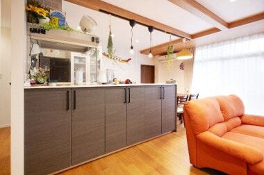 キッチンリフォームと併せてレンジフードを交換した家の写真