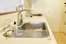 キッチン(台所)のシンク下から水漏れ！応急処置できる？部位別の原因と対処法、修理費用