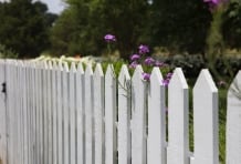 庭の柵・フェンスを自分でDIY！目隠しリフォーム事例や施工費用もチェック